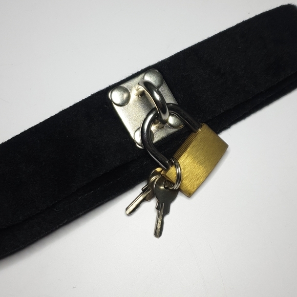 Black soft felt lock and key Velcro choker - Picture 7 of 15